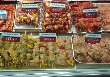 Grand choix de grillades : brochettes de boeuf, de dinde, de poulet, travers et grillades de porc à la boucherie Boul à Malicorne sur sarthe en vallée de la Sarthe