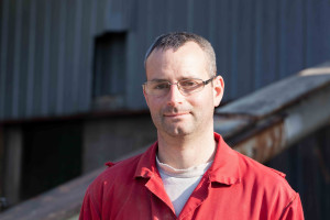 L'éleveur, M. Rouillard, transforme les céréales cultivées sur la ferme à ses porcs