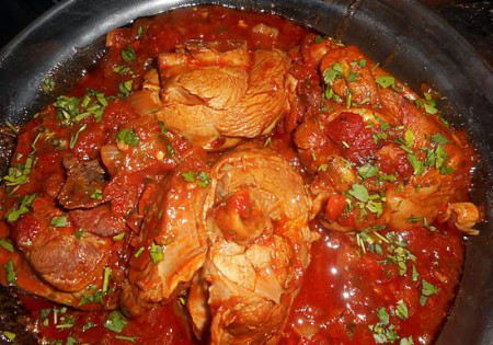 Plat de dinde et tomates pour un repas d'hiver comme d'été