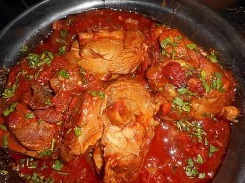 Plat de dinde et tomates pour un repas d'hiver comme d'été