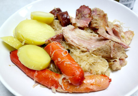 La charcuterie de Malicorne propose une choucroute garnie