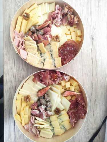 Votre boucher de proximité vous propose des plateaux fromage, charcuterie, raclette